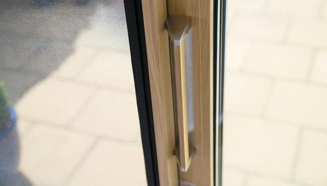 Centor sliding door internal handle interacting with the built in screen